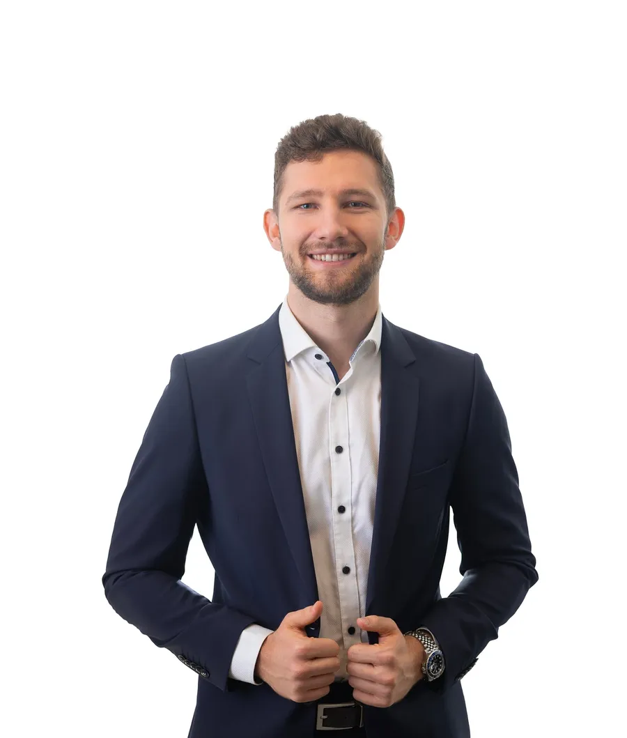 Daniel Wegener im Sakko, freundlich lächelnd
