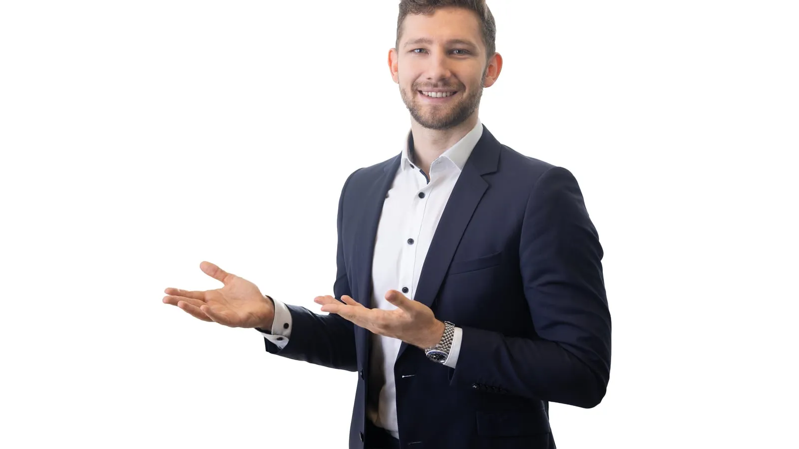 Daniel Wegener im Sakko erklärt mit offenen Händen