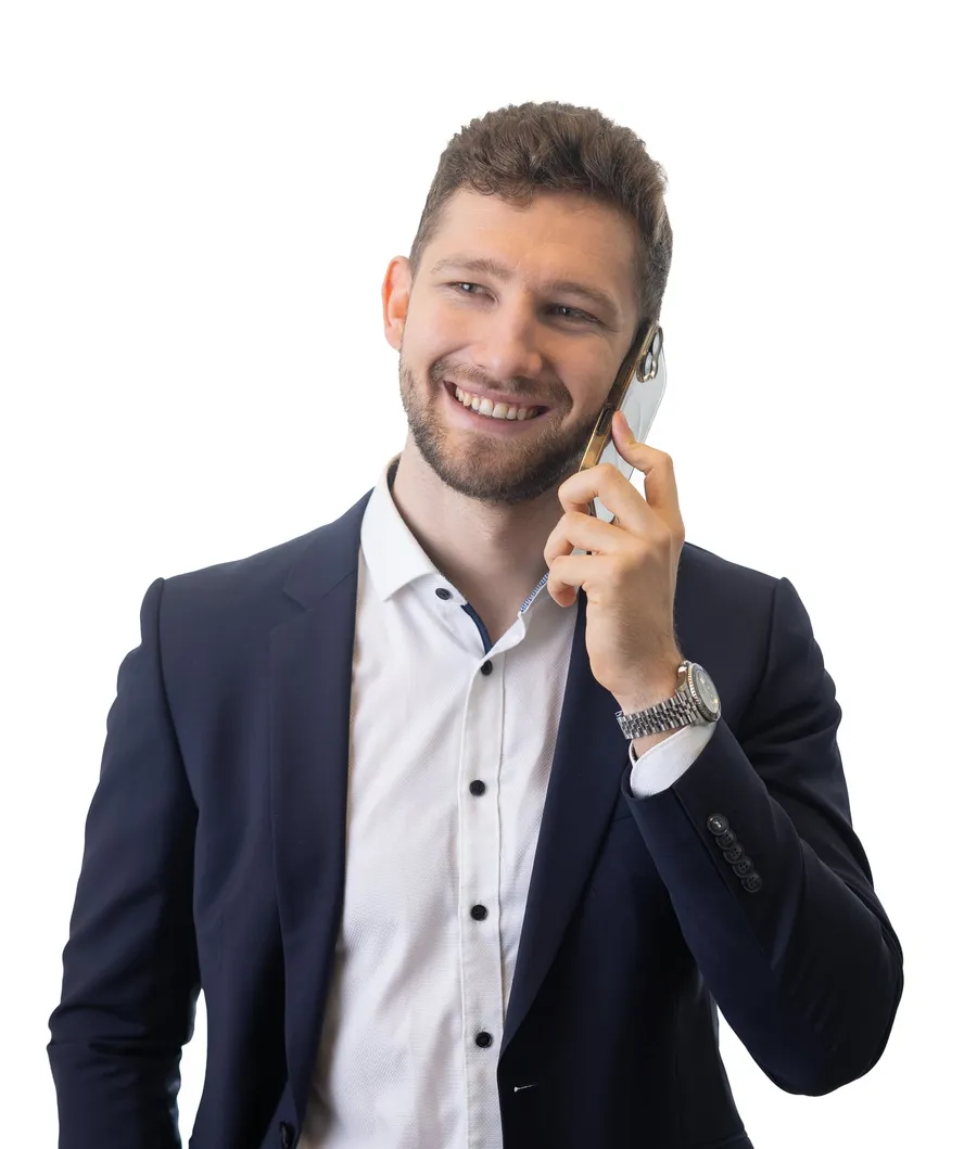 Daniel Wegener im Sakko, lachend am Telefon