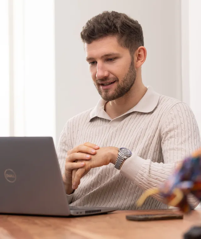 Daniel Wegener lächelnd am Laptop