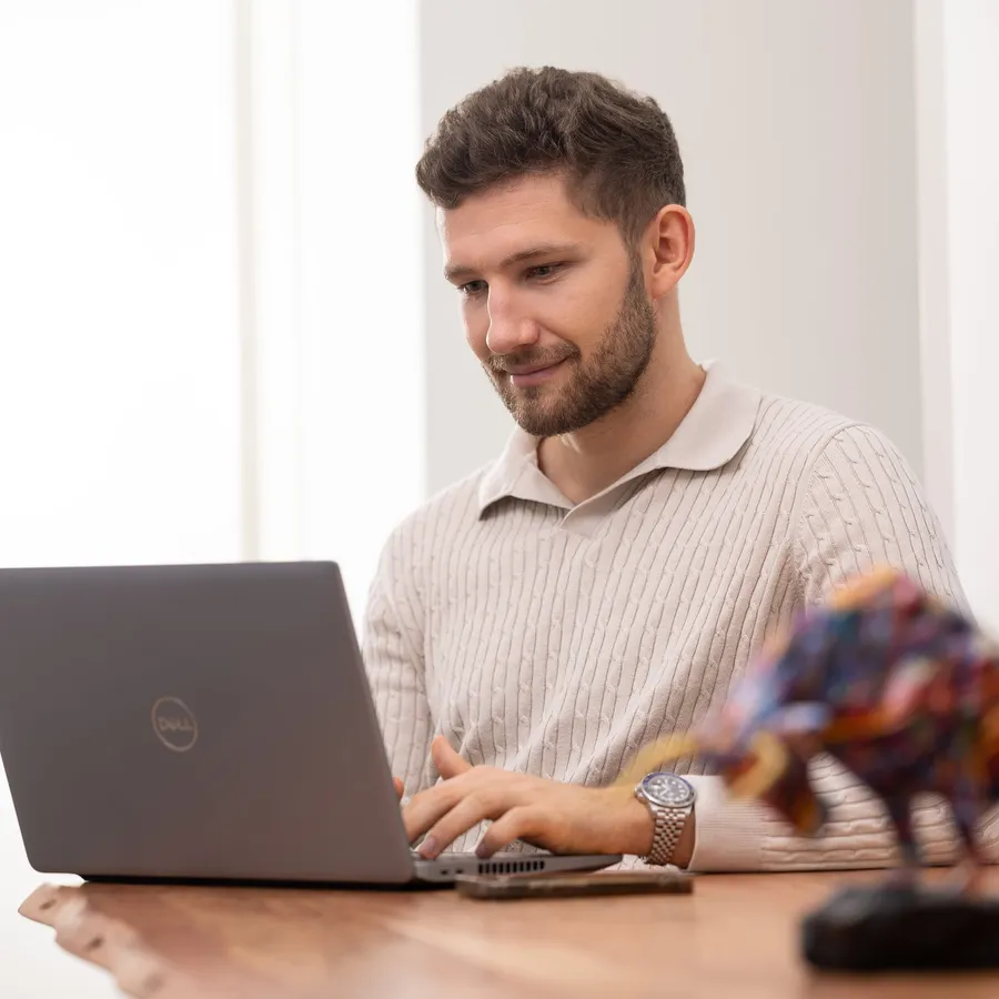 Daniel Wegener arbeitet am Laptop